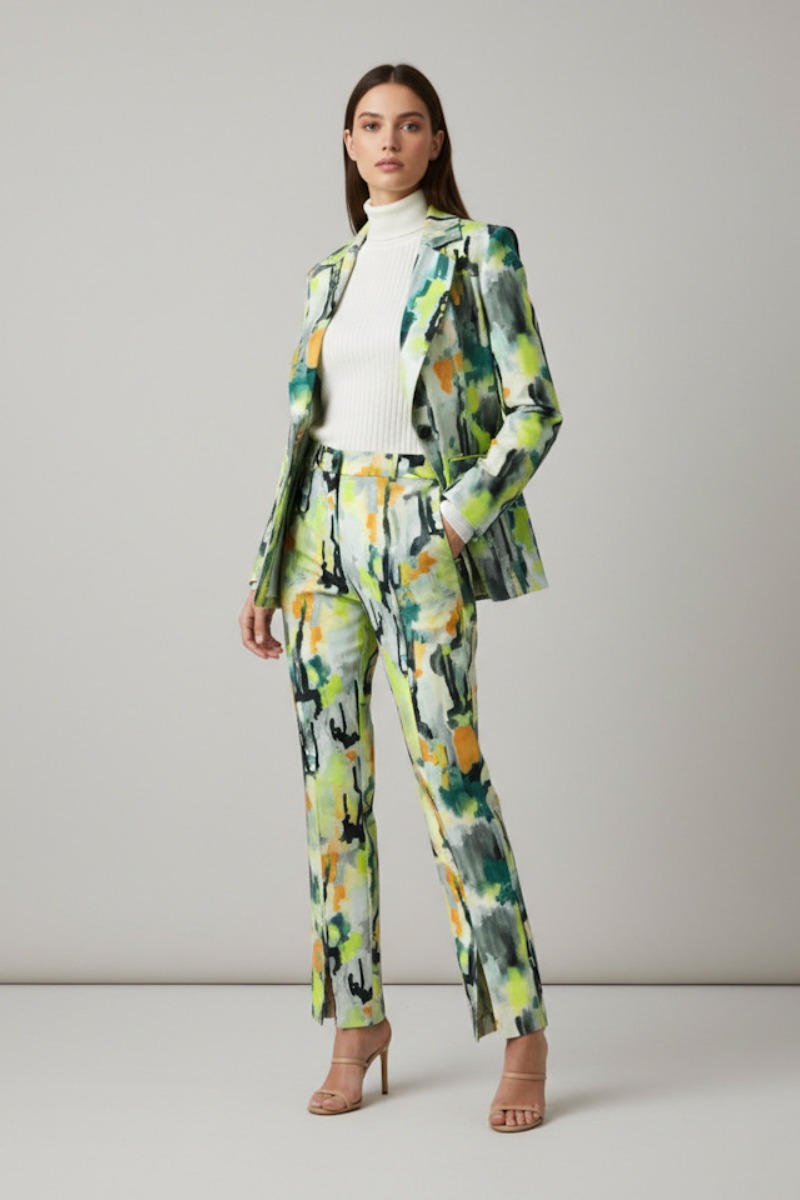 Garnitur damski LIME ABSTRACTION – elegancki limonkowy garnitur damski komplet z taliowaną marynarką i spodniami cygaretki