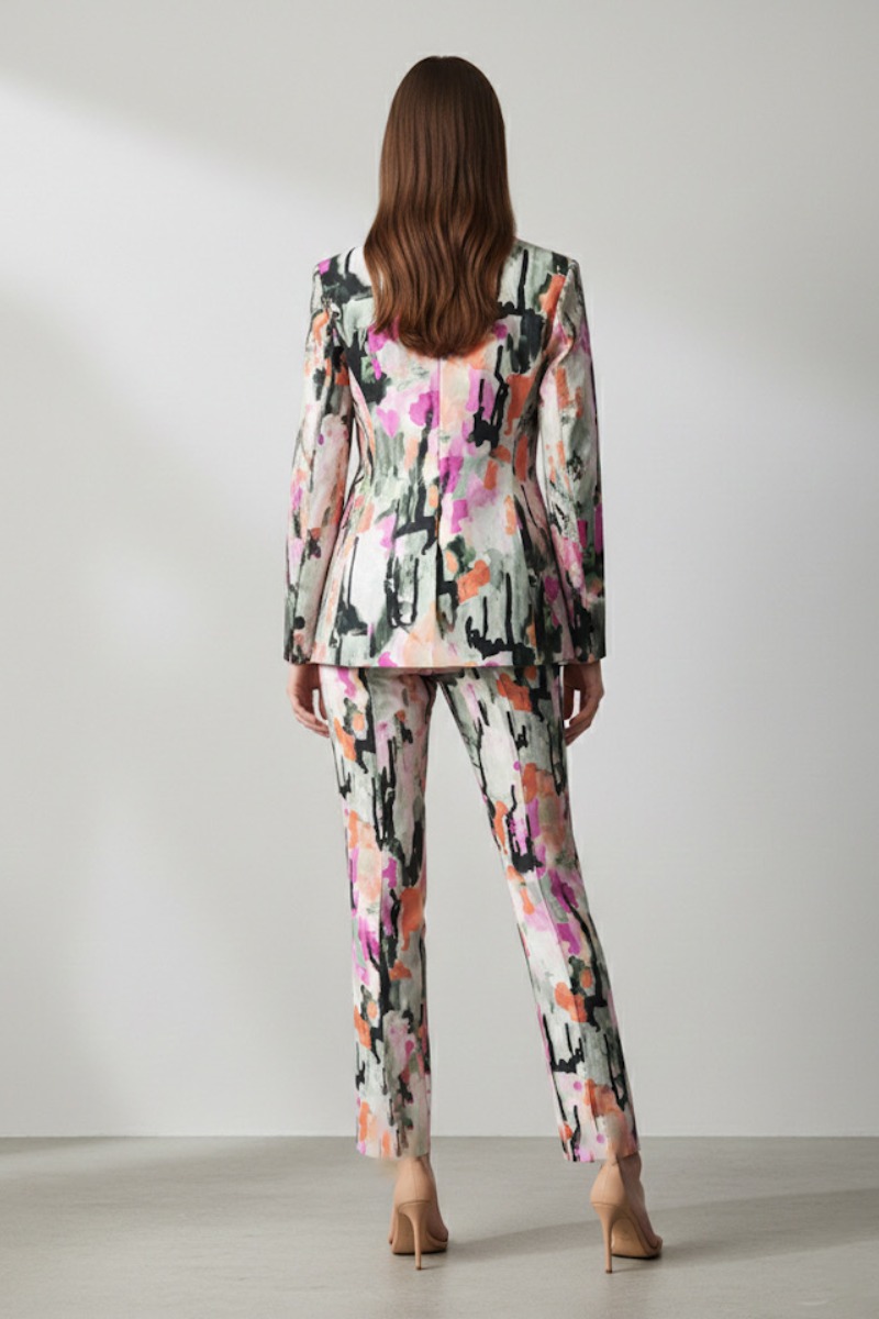 Garnitur damski PINK ABSTRACTION – widok z tyłu, dopasowana marynarka i spodnie cygaretki