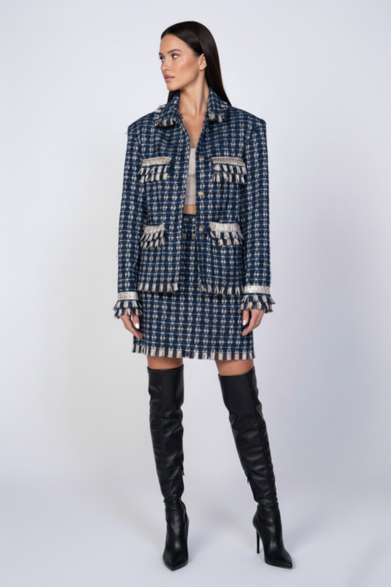 Komplet damski GUSTAV na modelce – tweedowy komplet w szafirowym kolorze z ręcznie malowanymi elementami