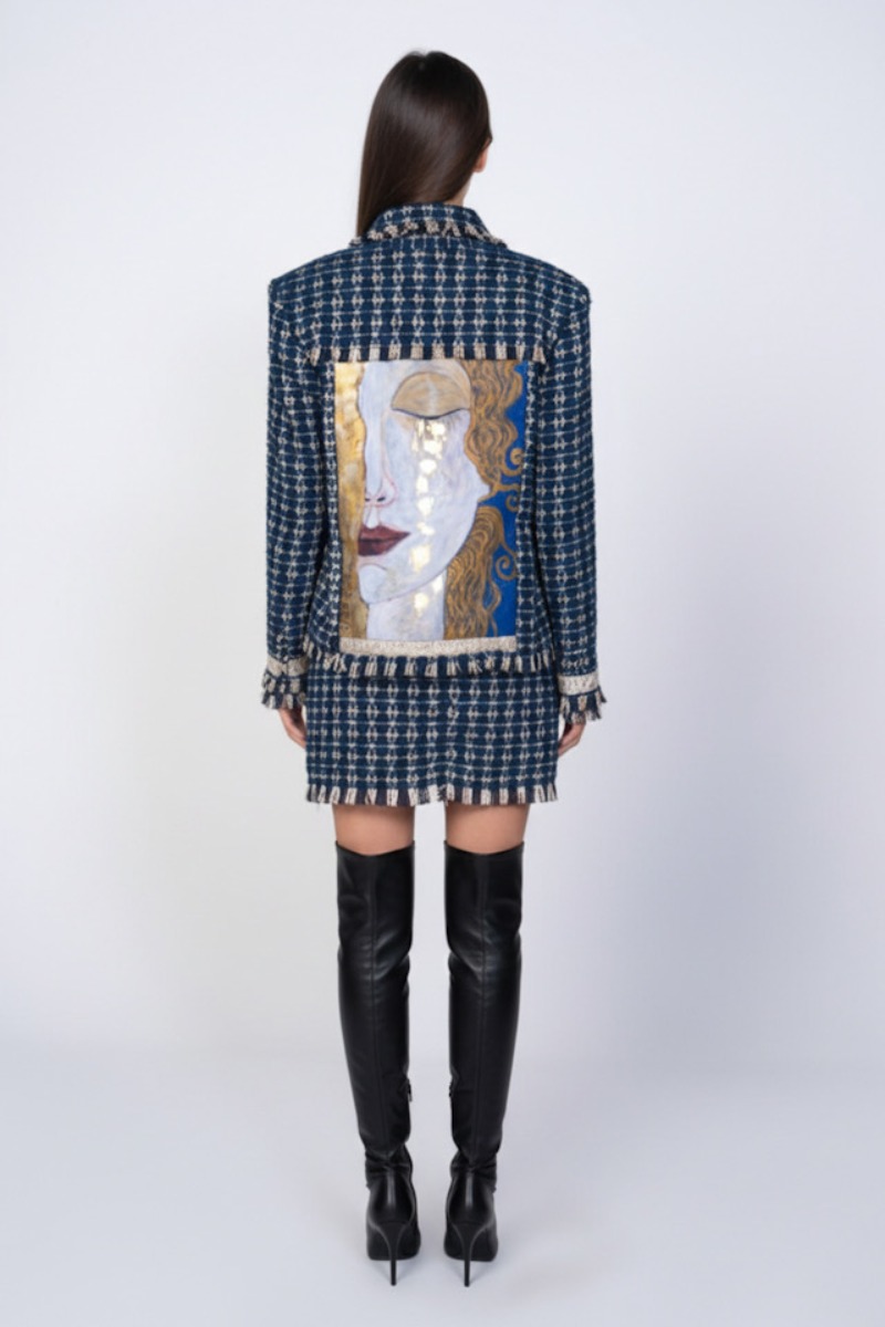 Komplet damski tweedowy GUSTAV – elegancki szafirowy komplet z krótką kurtką i dopasowaną spódnicą