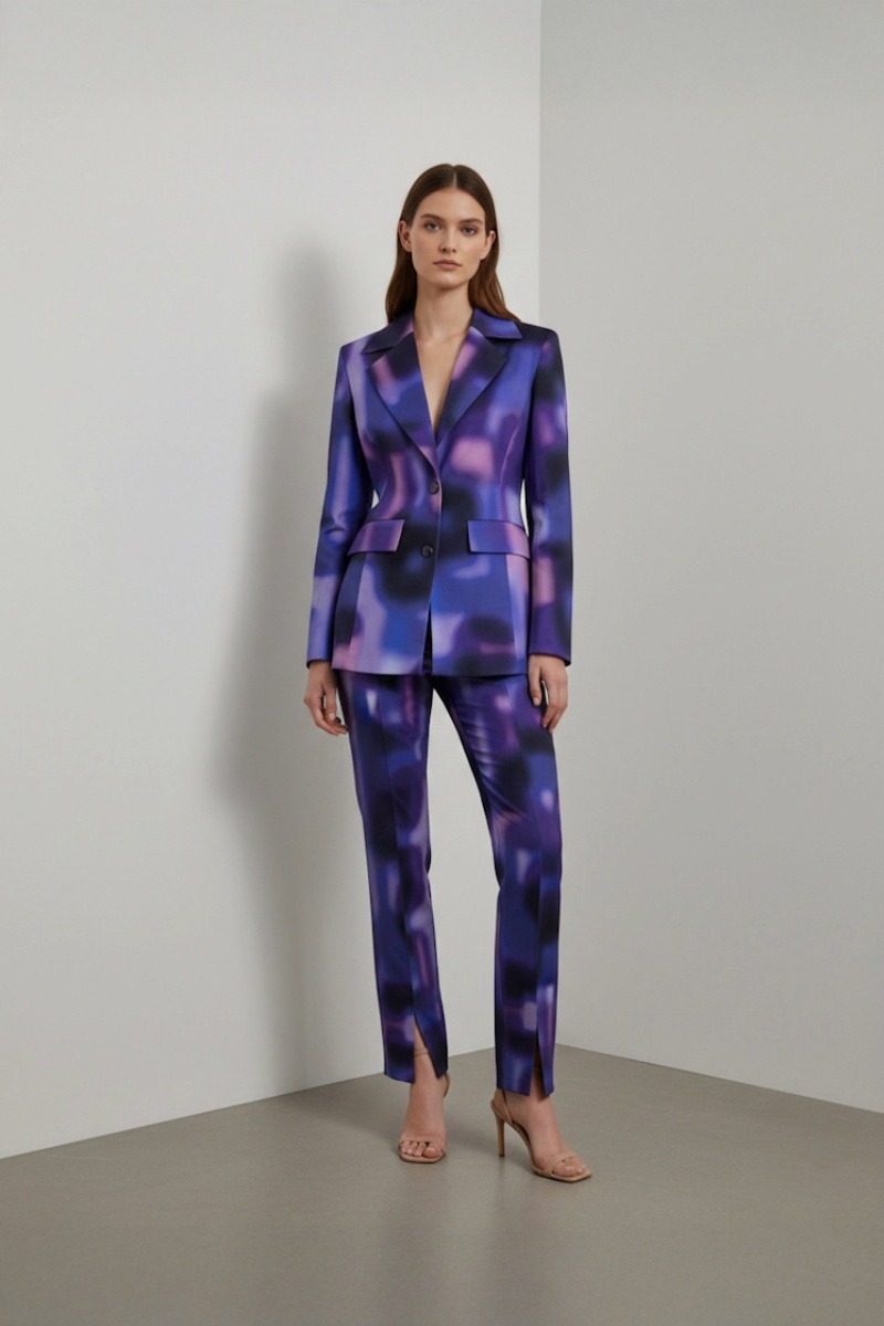 Garnitur damski VIOLET FANGOR – elegancki fioletowy garnitur damski komplet z taliowaną marynarką i spodniami cygaretki