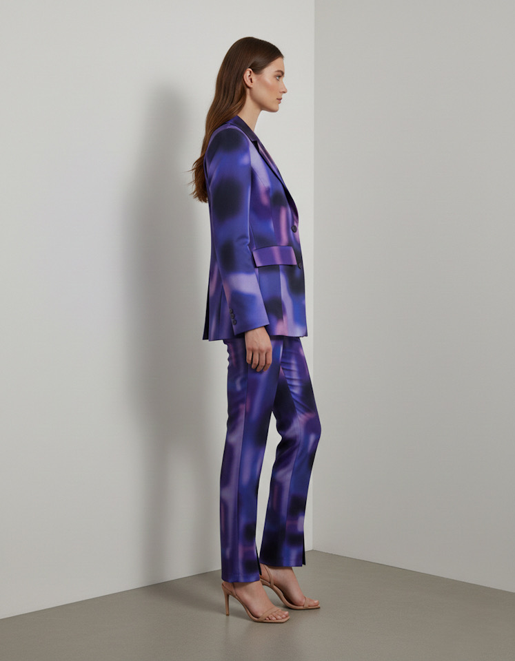 Fioletowy garnitur damski VIOLET FANGOR na modelce – nowoczesny garnitur damski komplet z artystycznym wzorem