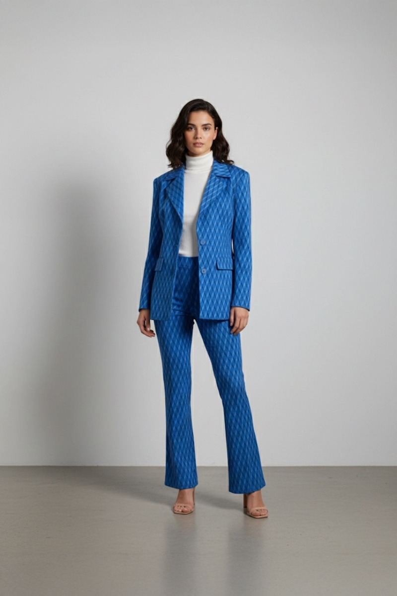 Garnitur damski BLUE CUBES – kobaltowy niebieski garnitur damski komplet z taliowaną marynarką i szerokimi spodniami typu dzwony