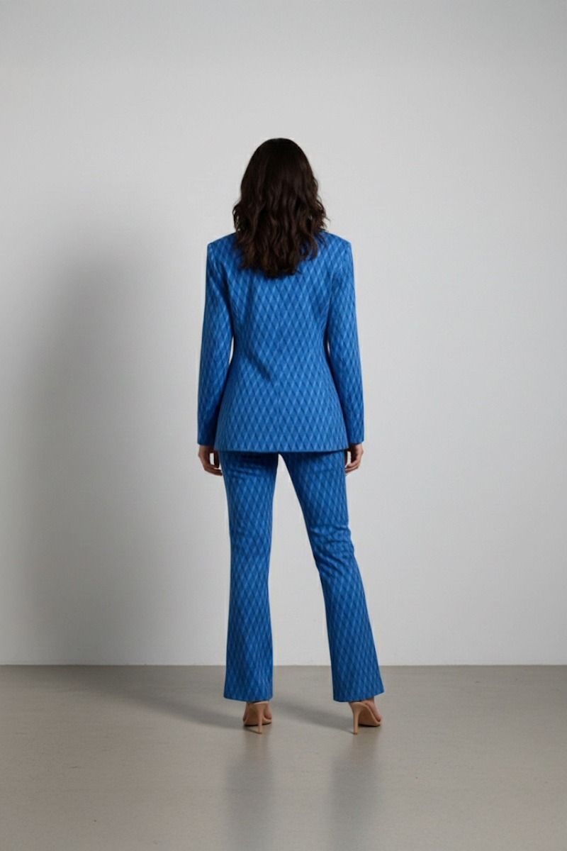 Garnitur damski BLUE CUBES – widok z tyłu, taliowana marynarka i szerokie spodnie dzwony