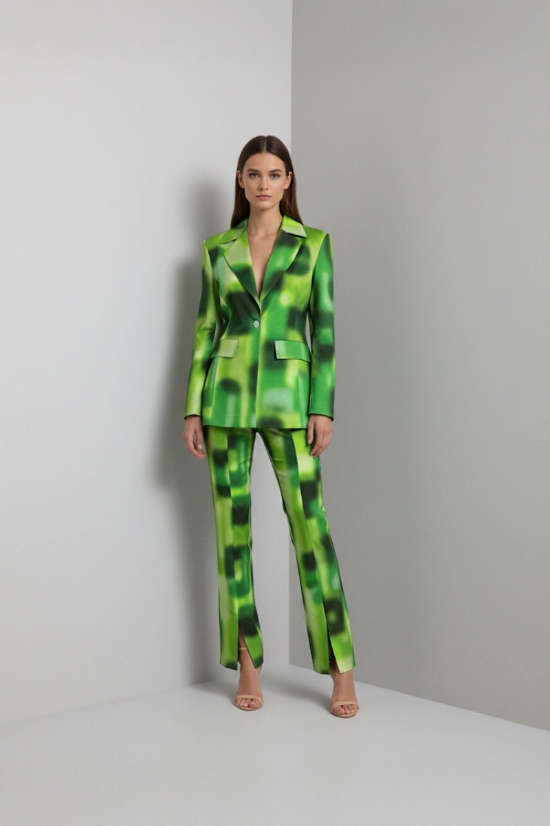 Garnitur damski GREEN FANGOR – elegancki zielony garnitur damski komplet z taliowaną marynarką i spodniami cygaretki