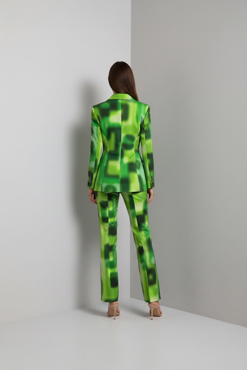 Garnitur damski GREEN FANGOR – widok z tyłu, dopasowana marynarka i spodnie cygaretki