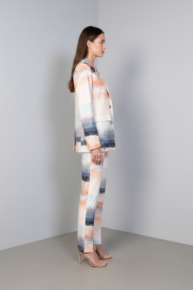 Garnitur damski PASTEL WAVES na modelce – elegancki pastelowy garnitur damski z delikatnym wzorem fal