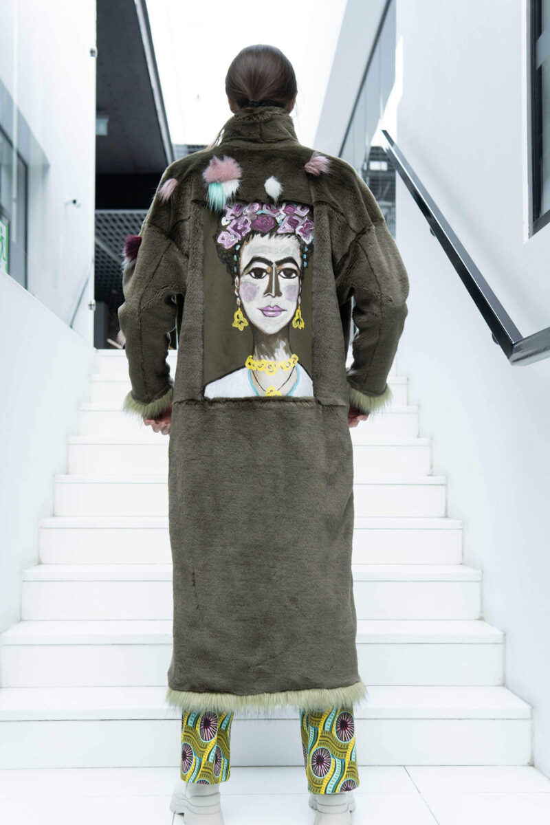 Ręcznie malowane sztuczne futro KHAKI FRIDA - obrazek 3