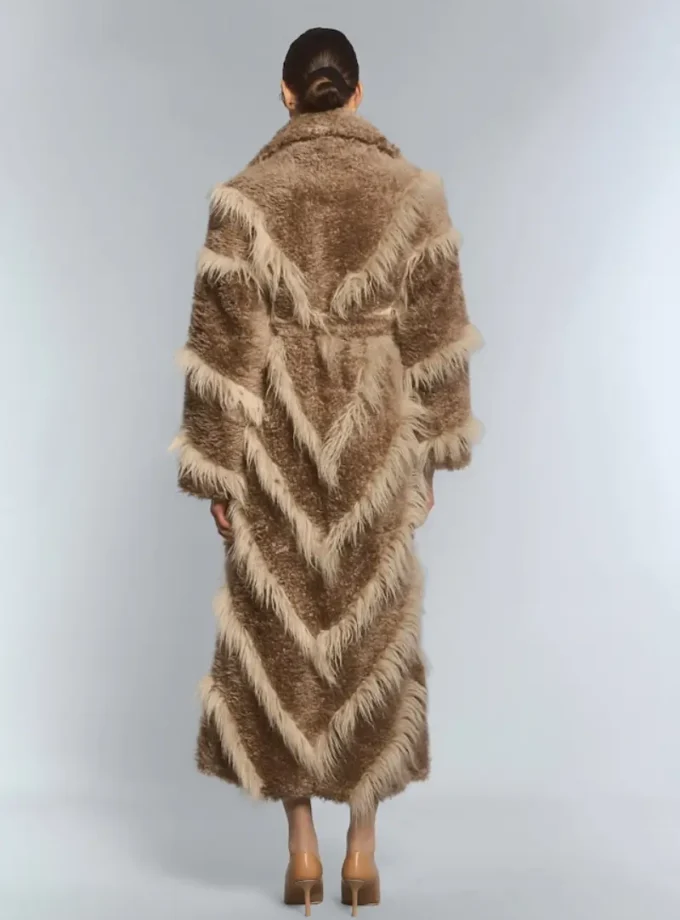Beżowe futro damskie IT GIRL – elegancki krój maxi
