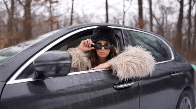 Beżowe futerko damskie – idealny wybór na każdą okazję