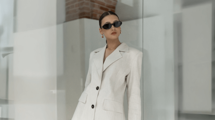 Beżowy garnitur damski stylizacje – przewodnik po eleganckich i nowoczesnych lookach