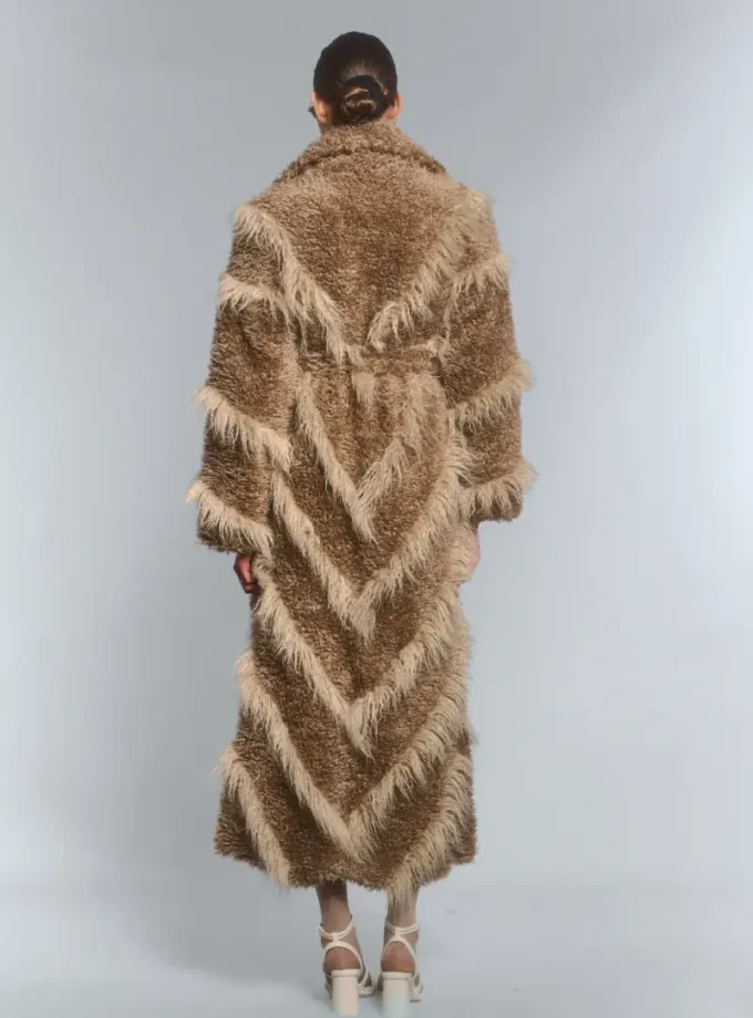Beżowe futro damskie IT GIRL – elegancki krój maxi