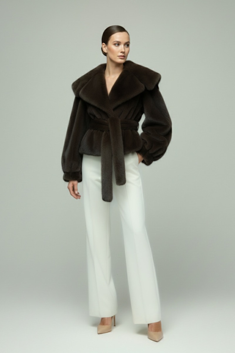 Modelka w brązowym futerku OLD MONEY 2.0 ze sztucznego futra