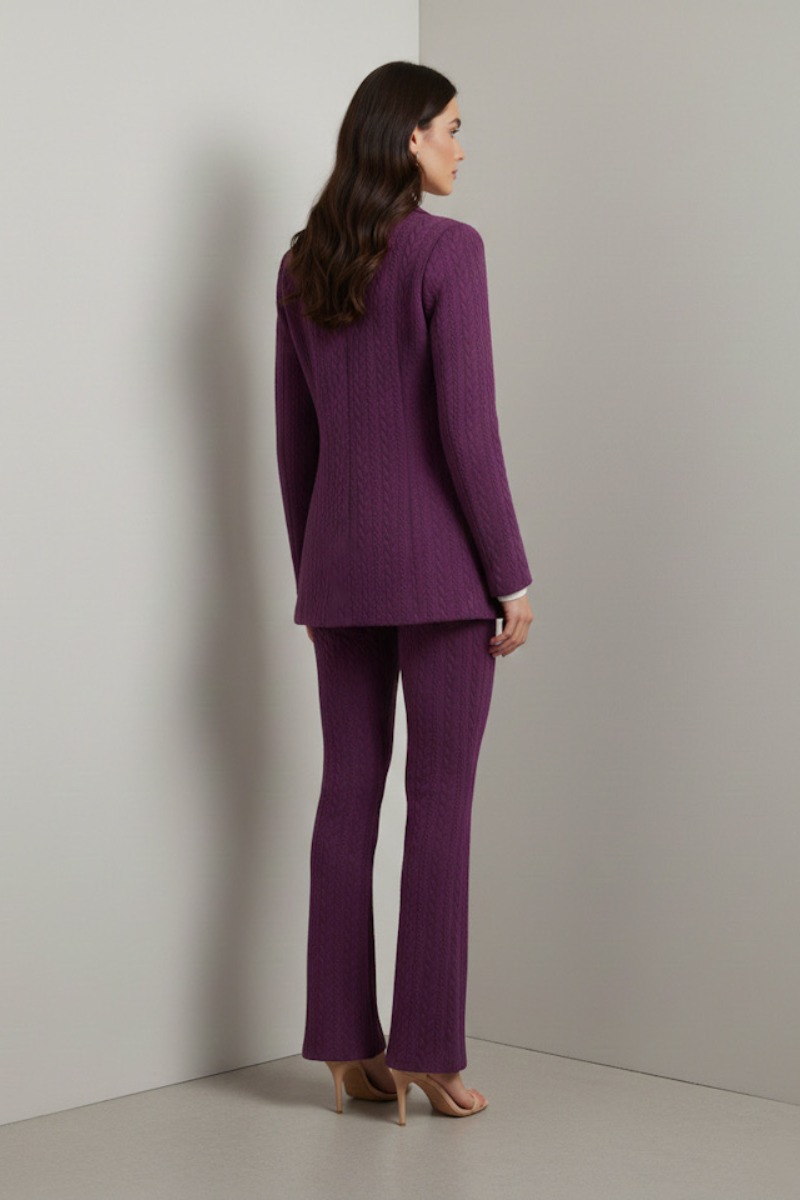Garnitur damski fioletowy – widok z tyłu, taliowana marynarka i szerokie spodnie dzwony