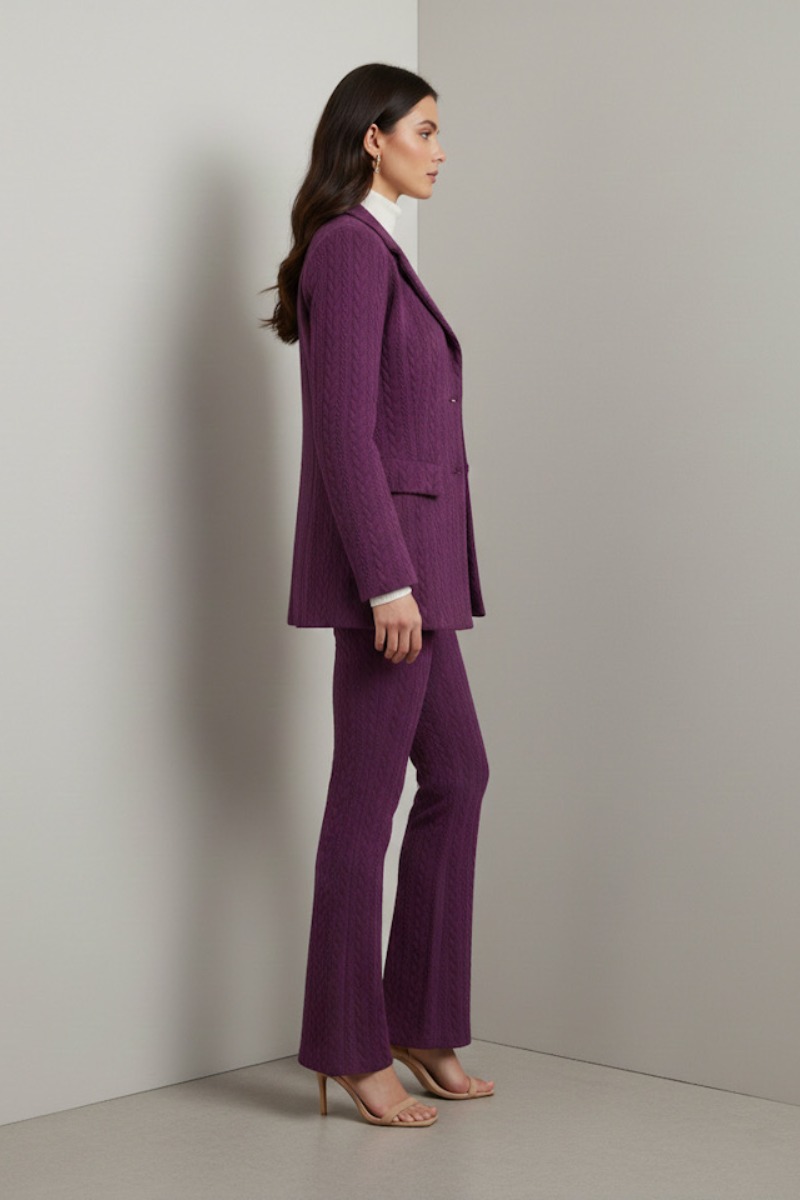 Fioletowy garnitur damski na modelce – elegancki garnitur damski komplet z marynarką i spodniami dzwony