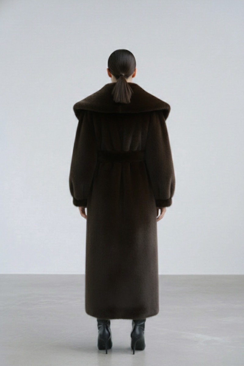 Modelka w brązowym długim futrze damskim OLD MONEY 2.0 ze sztucznego futra